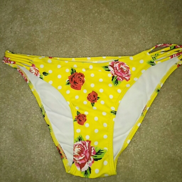 Yellow bikini - Picture 3 of 4