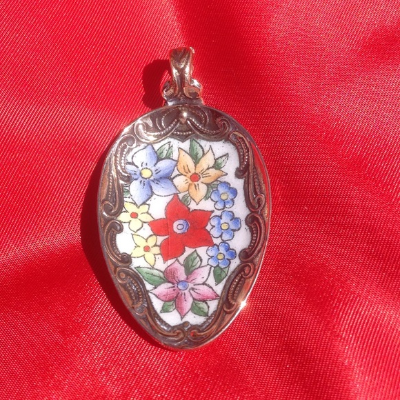 Flowered enameled pendant