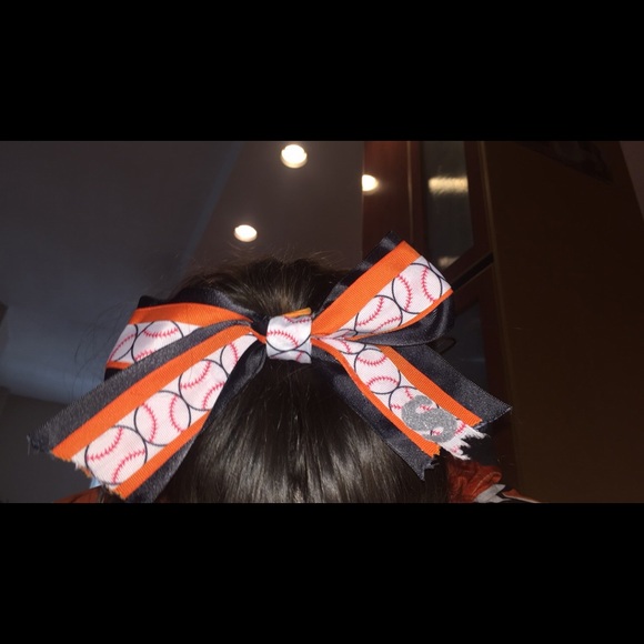 CUSTOM HAIR BOWS - Picture 1 of 3