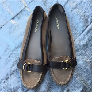 Flat loafers with brown leather & gold detail