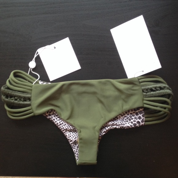 BNWT Acacia Palm Pikake bottoms xs