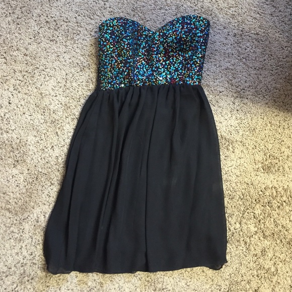 Strapless semi-formal sequence dress