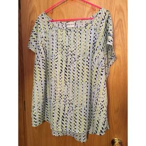 AVA LIV Patterned Short Sleeve Top