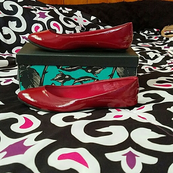 Patent red flats