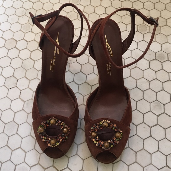 Vintage inspired embellished evening pumps
