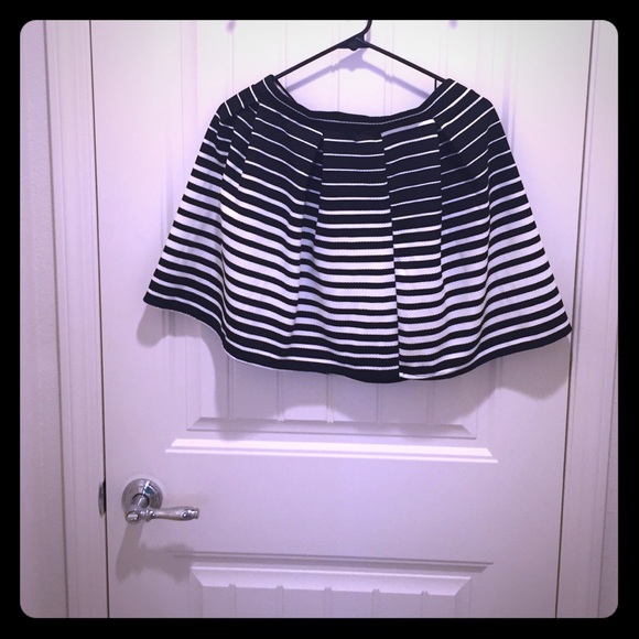 Black and white skirt, size large - Picture 1 of 2
