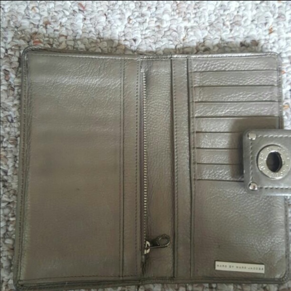 Marc Jacobs Silver Turnkey Wallet - Picture 2 of 4