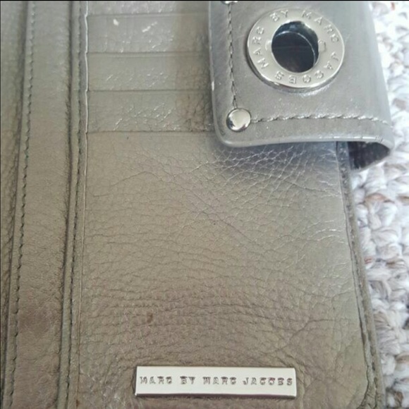 Marc Jacobs Silver Turnkey Wallet - Picture 3 of 4