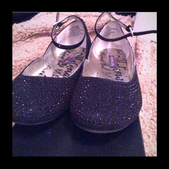 Cute Black flats w/ ankle strap