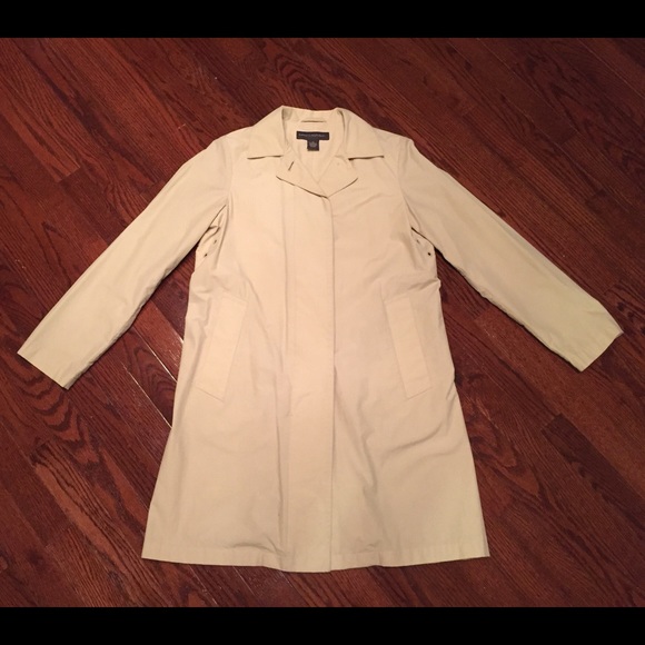 Classic Banana Republic cream-colored raincoat XS