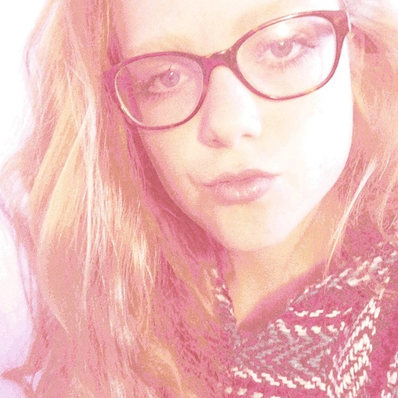 Meet your Posher, Kenzie - Picture 1 of 1