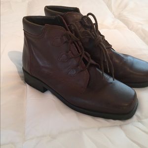 Brown leather boots / booties