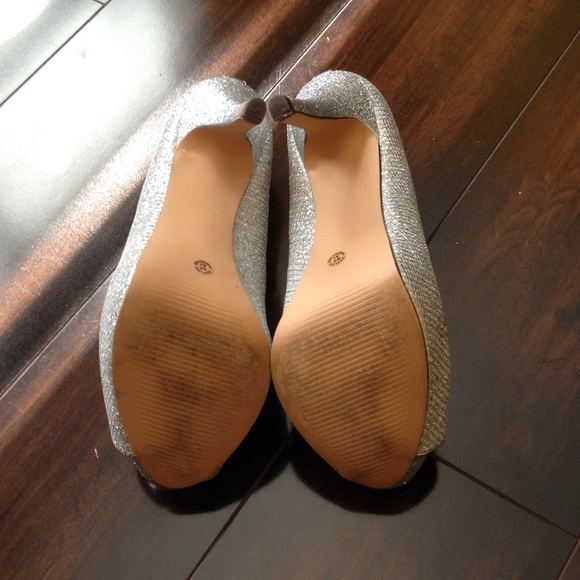 🎉🎉HP🎉🎉LIKE NEW Silver Sparkle Platform Heels - Picture 3 of 4