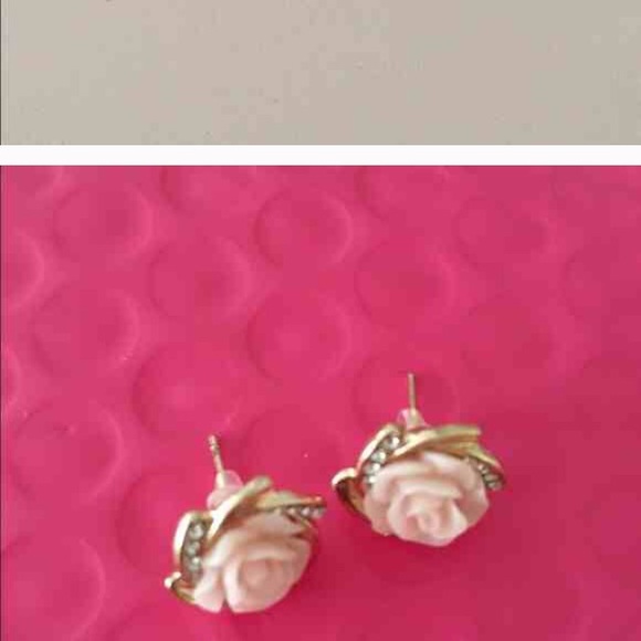 Beautiful earrings - Picture 2 of 3