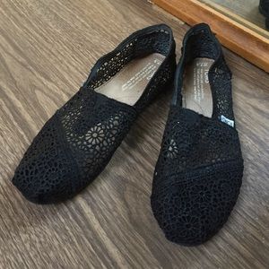 Black lace Toms 7.5