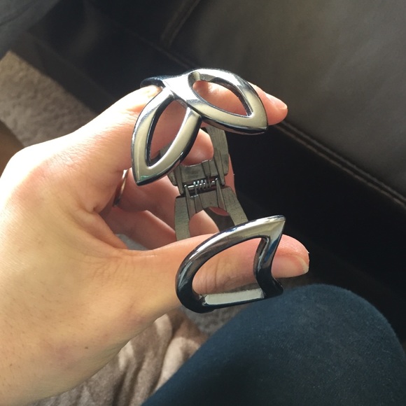 Express bangle bracelet - Picture 2 of 3