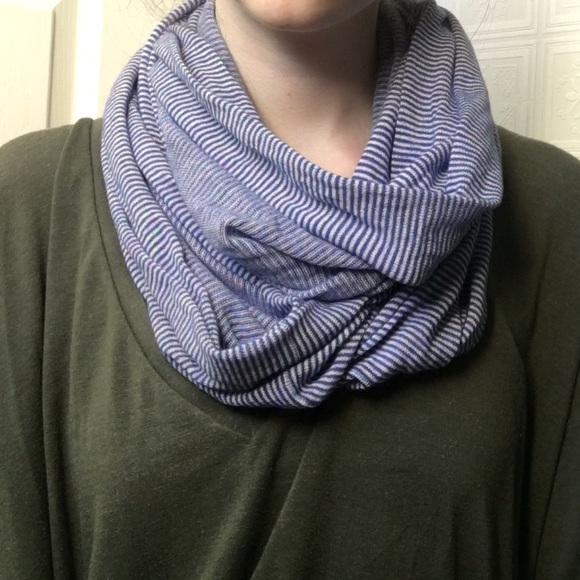 🔴 Blue/White Pinstripe Infinity Scarf