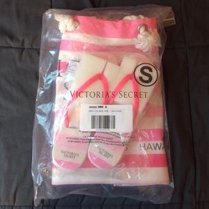 Matching striped beach bag and flip flops