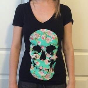 Black v neck skull tee