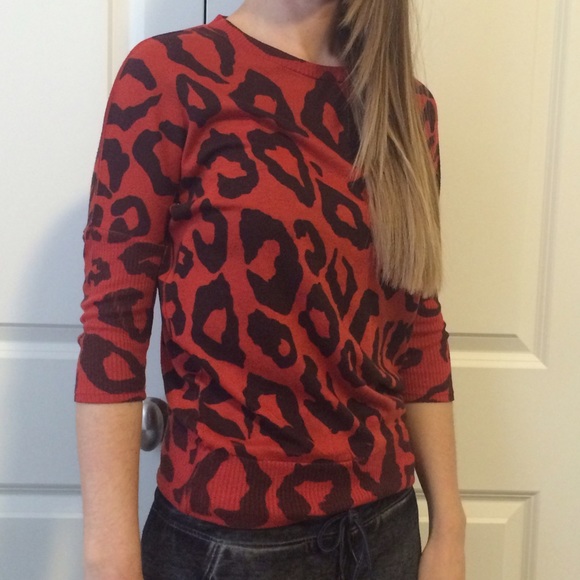 Orange leopard sweater. - Picture 2 of 3