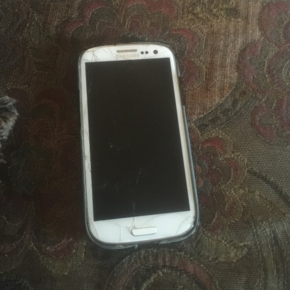 Samsung Galaxy 3 comes with charger and case