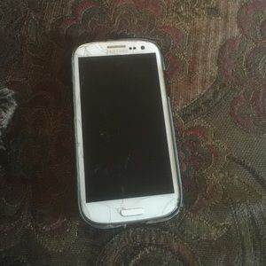 Samsung Galaxy 3 comes with charger and case