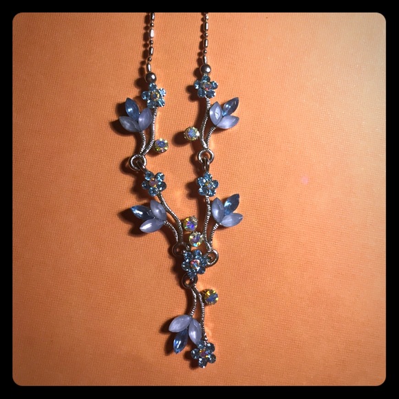 Beautiful blue flower necklace