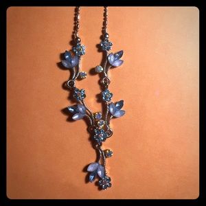 Beautiful blue flower necklace