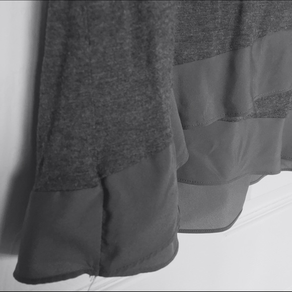 ✖️SOLD✖️ Banana Republic Silk Hem Sleeveless Shirt - Picture 2 of 3