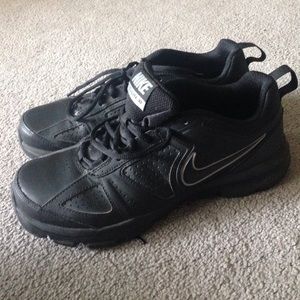 Black nike tennies