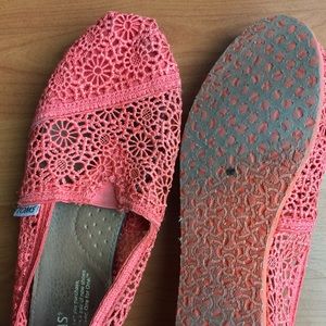 Toms coral lace shoes