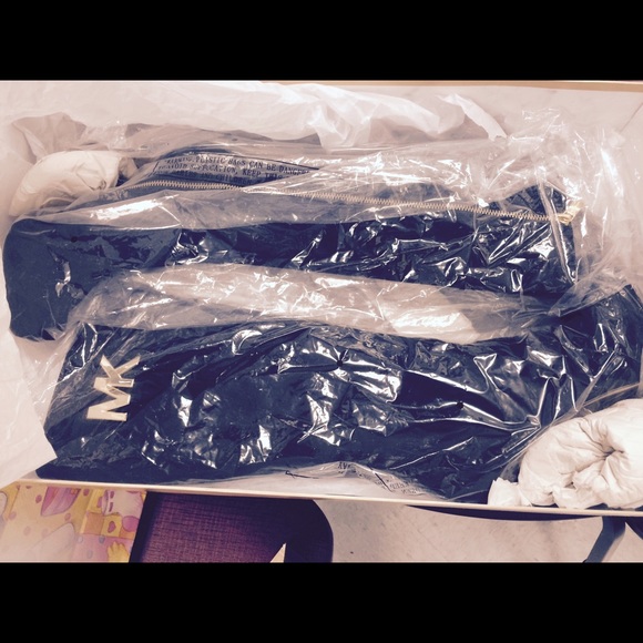 MK boots. Still in original box and wrapping - Picture 2 of 2