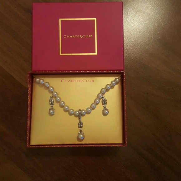 Gorgeous pearl necklace and earring set