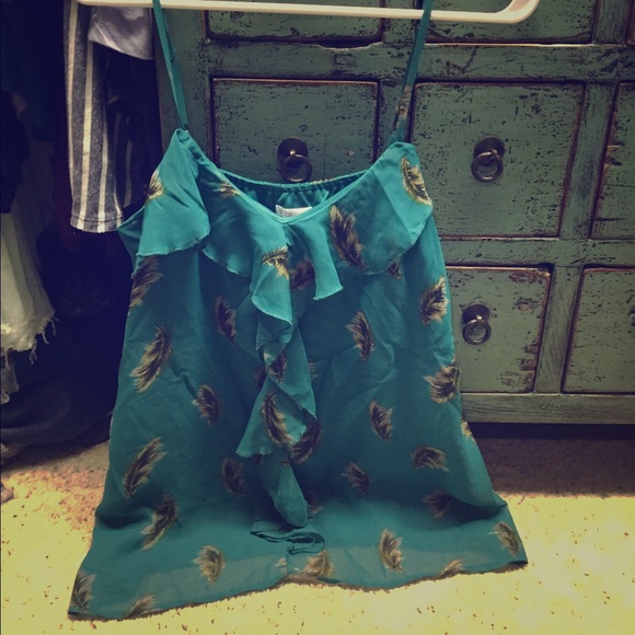 Xhilaration Size L w/ a pretty feather Print. EUC