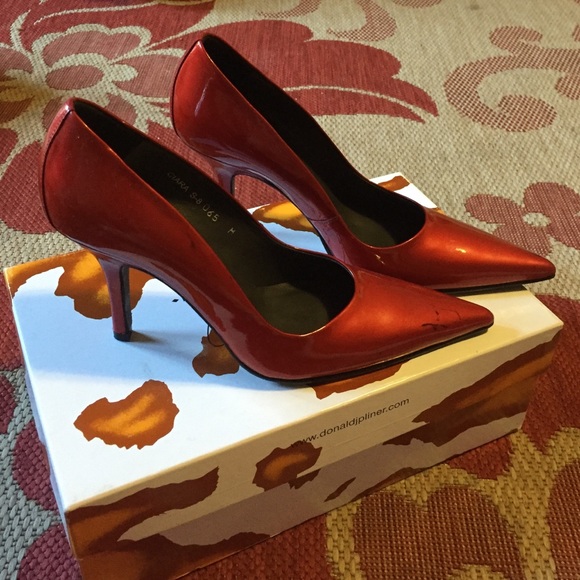 Donald J Pliner Ciara Red Pumps - Picture 2 of 3