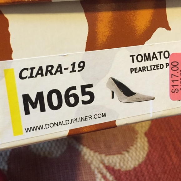 Donald J Pliner Ciara Red Pumps - Picture 3 of 3