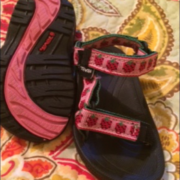 Girls Tevas size 4-5