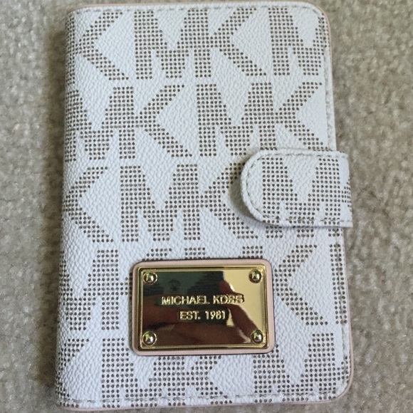 Michael kors MK jet set vanilla passport case