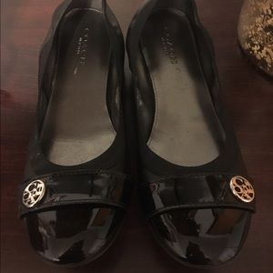 COACH Chelsey semi mat calf/pat flats size 6.5