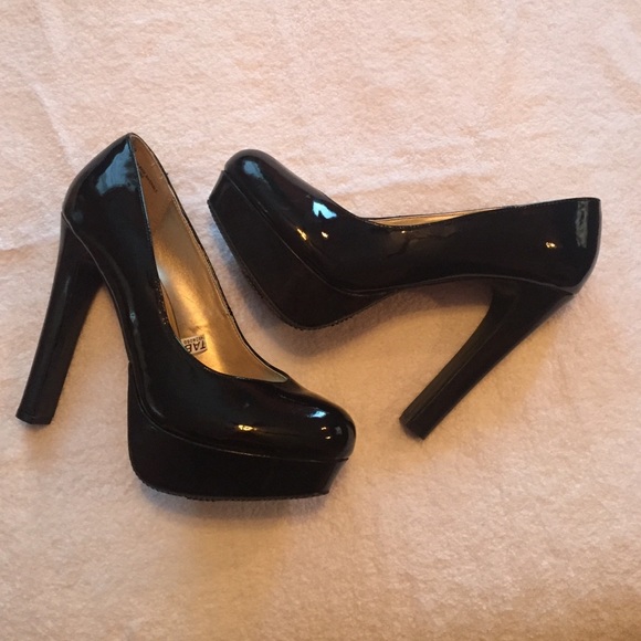 Mossimo Supply Co. Shoes - Mossimo elegant hills shuse