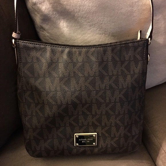 🌟REDUCED🌟Michael Kors leather monogram crossbody