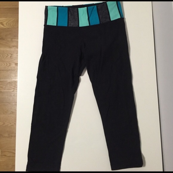 Lululemon black wunder under crop leggings.