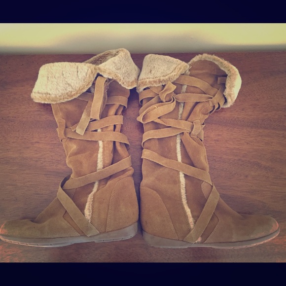 DONATED Cute suede tie up boots!