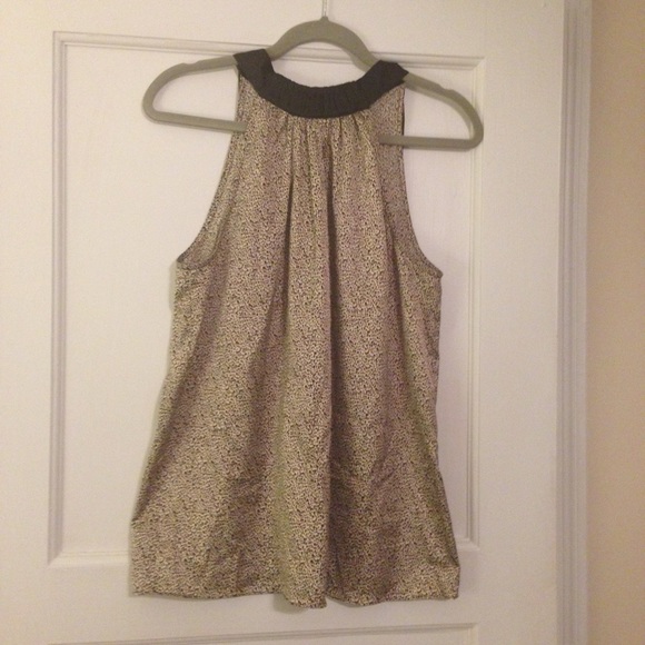 Halter style sleeveless top w/tie back collar