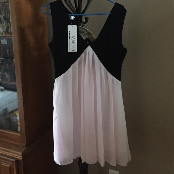 Ladies vneck cocktail dress. Size M or Lrg. New - Picture 3 of 6