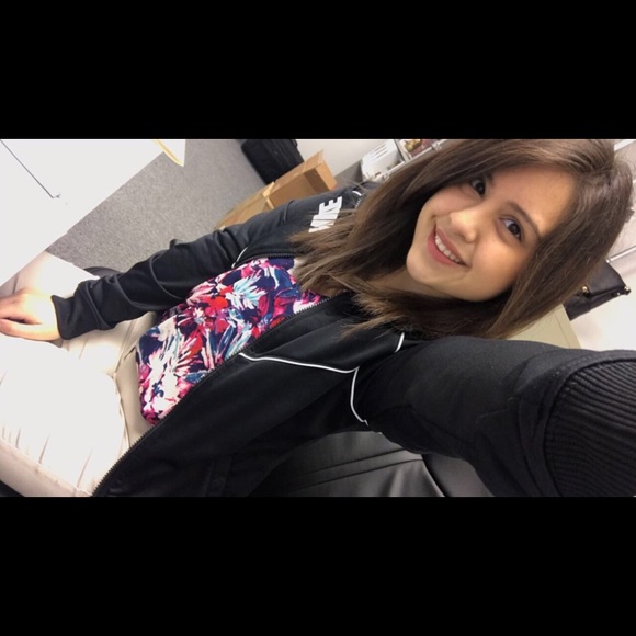 Meet your Posher, Celina - Picture 2 of 2