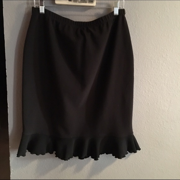 Black skirt with ruffled hem - Picture 3 of 3