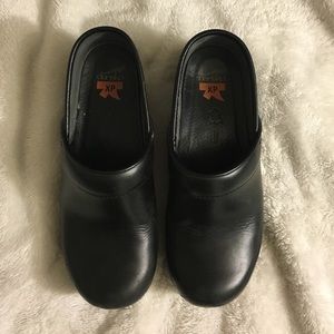 extra wide dansko clogs