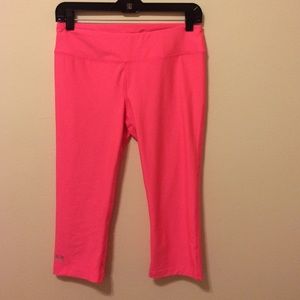 🎀Breast Cancer🎀Under armour fitted capris