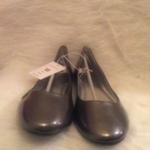 🔷Beautiful NWT Silver Flats size 10